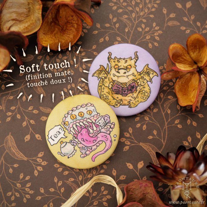 MOB - Lot de 2 broches badges 32mm mate - illustrés de dragon reader bibliophile et un gâteau mimic